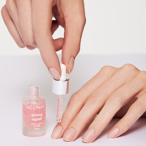 Scrub rigenerante per unghie e cuticole 6,5 ml - Strong Repair Nail & Cuticle Scrub STEP 1